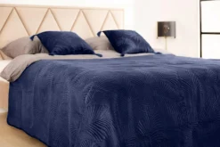Best Narzuta na łóżko pikowana w liście ciemnoniebieska FERN 220x240 cm